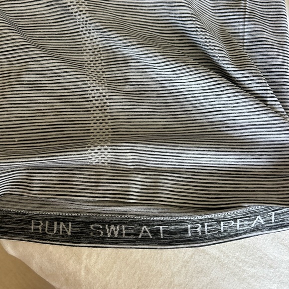 Lululemon Women’s 4 Black Gray Striped Swiftly Tech Racerback Tank Workout Run - Picture 7 of 7